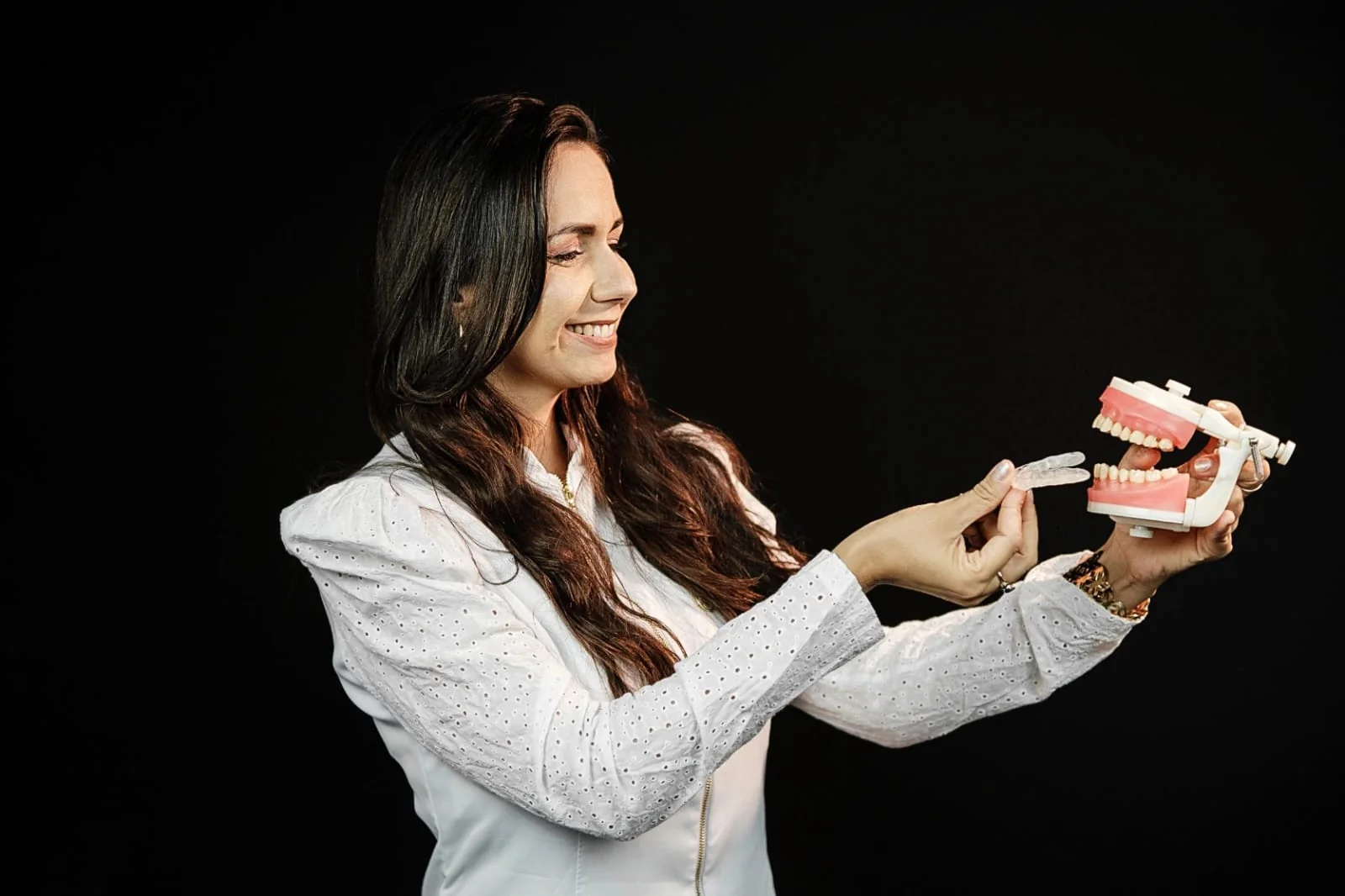 Dra. Viviane demonstrando aparelho intraoral para odontologia do sono